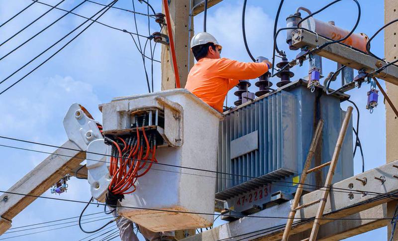 "Trabajador en los aires instalando un transformador electrico"
